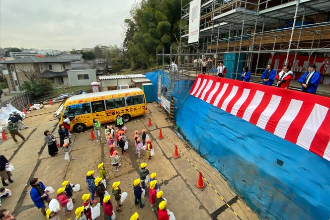 新園舎の上棟式での餅まきの様子