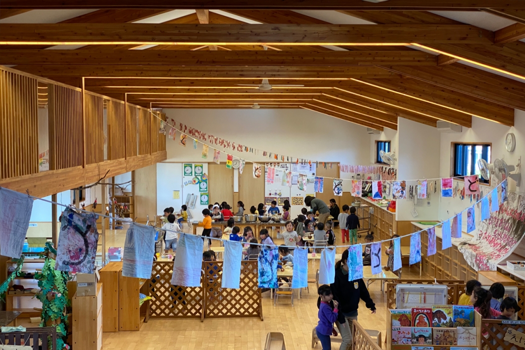 木質大空間での子供たちの作品