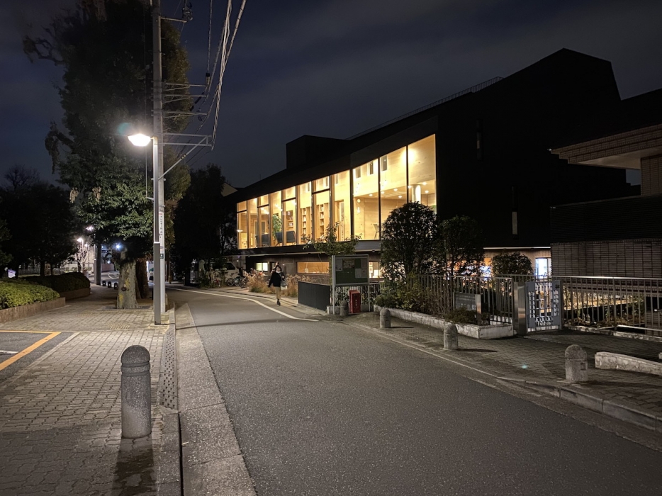 地域の行燈となる夜の園舎